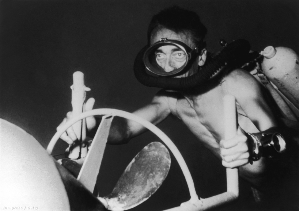 Cousteau a Csend világa című film forgatása alatt szívesen használta a Nautilus nevű szerkezetet, hogy minél könnyebben mozoghasson a víz alatt.