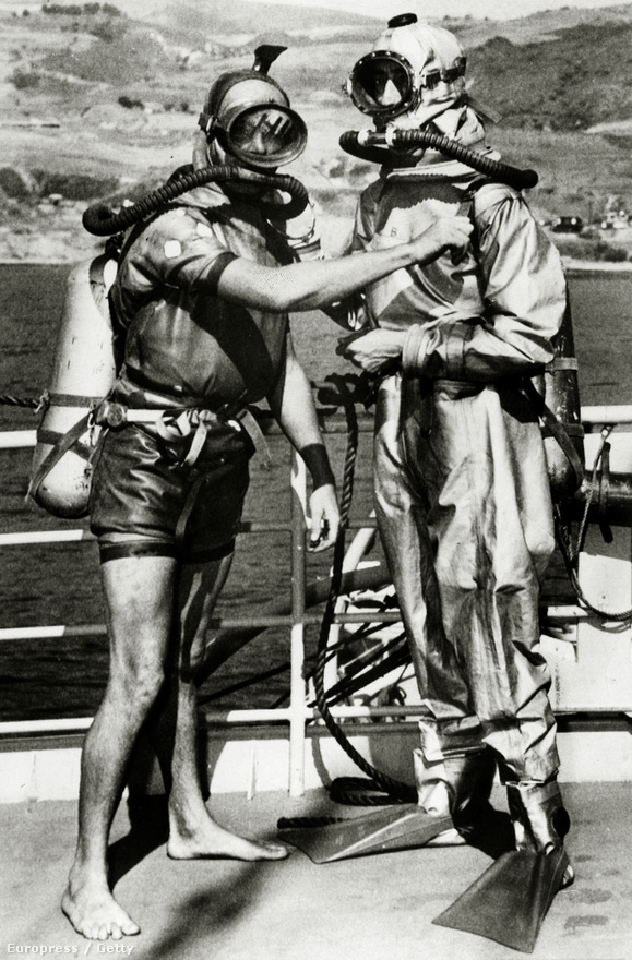 Terry Young (b) és Jacques Yves Cousteau teszteli a közösen fejlesztett könnyűbúvár-légzőkészüléket a californiai San Pedróban, 1950 októberében. Cousteau-n egy műanyagot és gumit is használó búvárruha is látható.