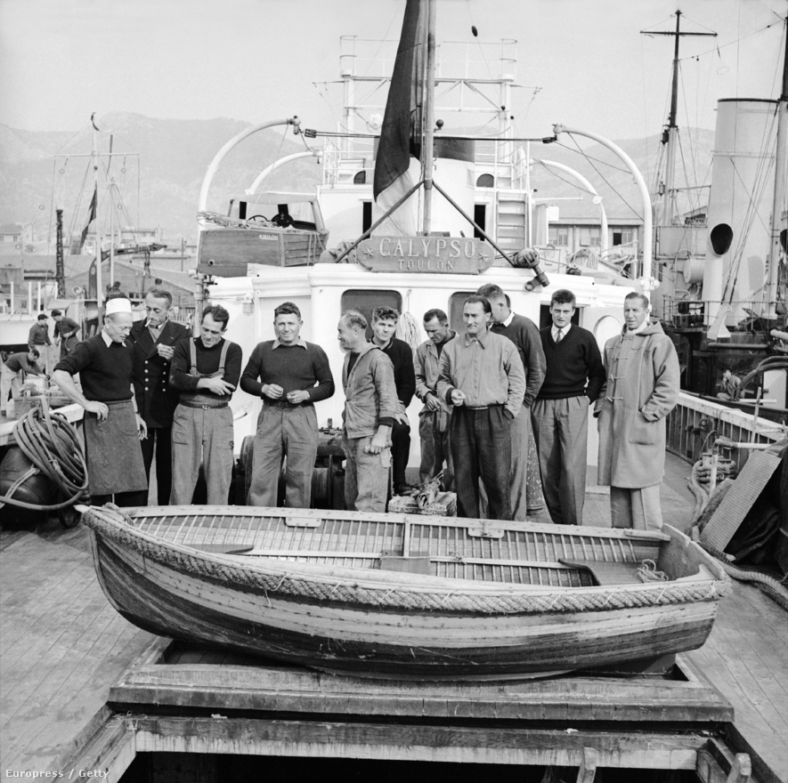 Cousteau és a Calypso legénysége 1952. január elsején. A Toulonban készült képen a vörös-tengeri korallok tanulmányozásáról visszatért csapat látható.