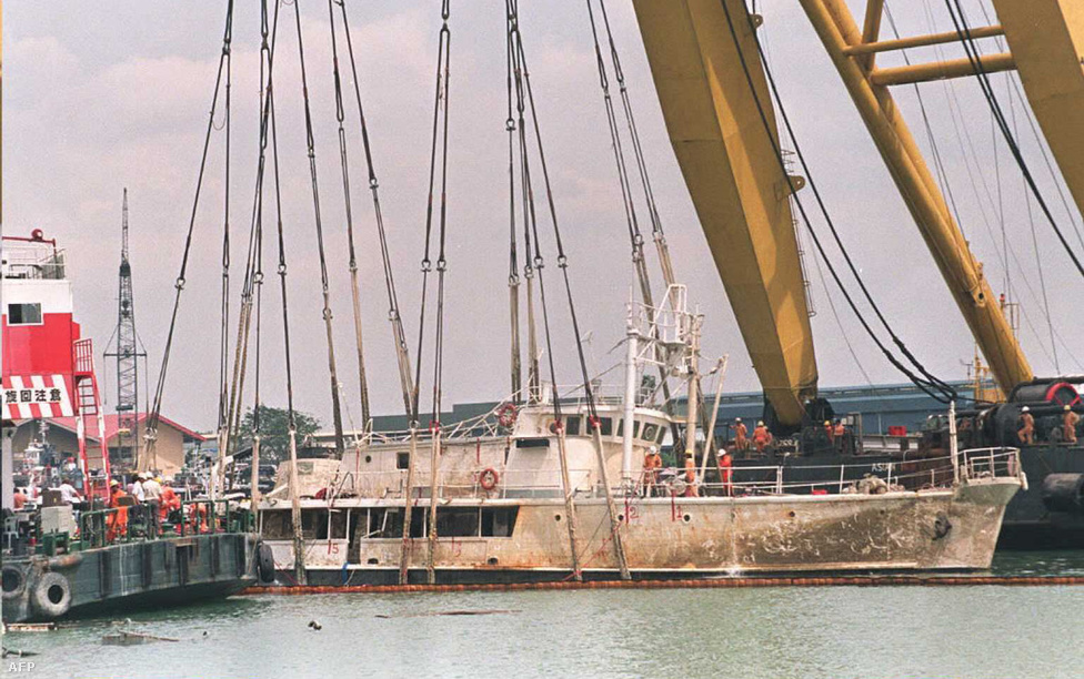Az elsüllyedt Calypsót egy hatalmas úszódaru segítségével emelik ki a vízből Szingapúrnál. A hajó egy uszállyal ütközött össze véletlenül, és egészen a mai napig nem állították helyre teljesen.