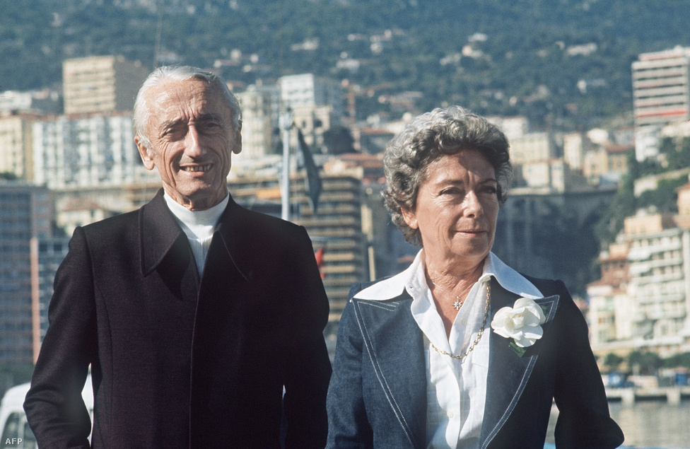 Cousteau kapitány első feleségével, Simonne-al. A nő 1990-ben halt meg, rákos volt. Cousteau fél év múlva feleségül vette Francine Triplet-t, akitől korábban már született egy lánya és egy fia.