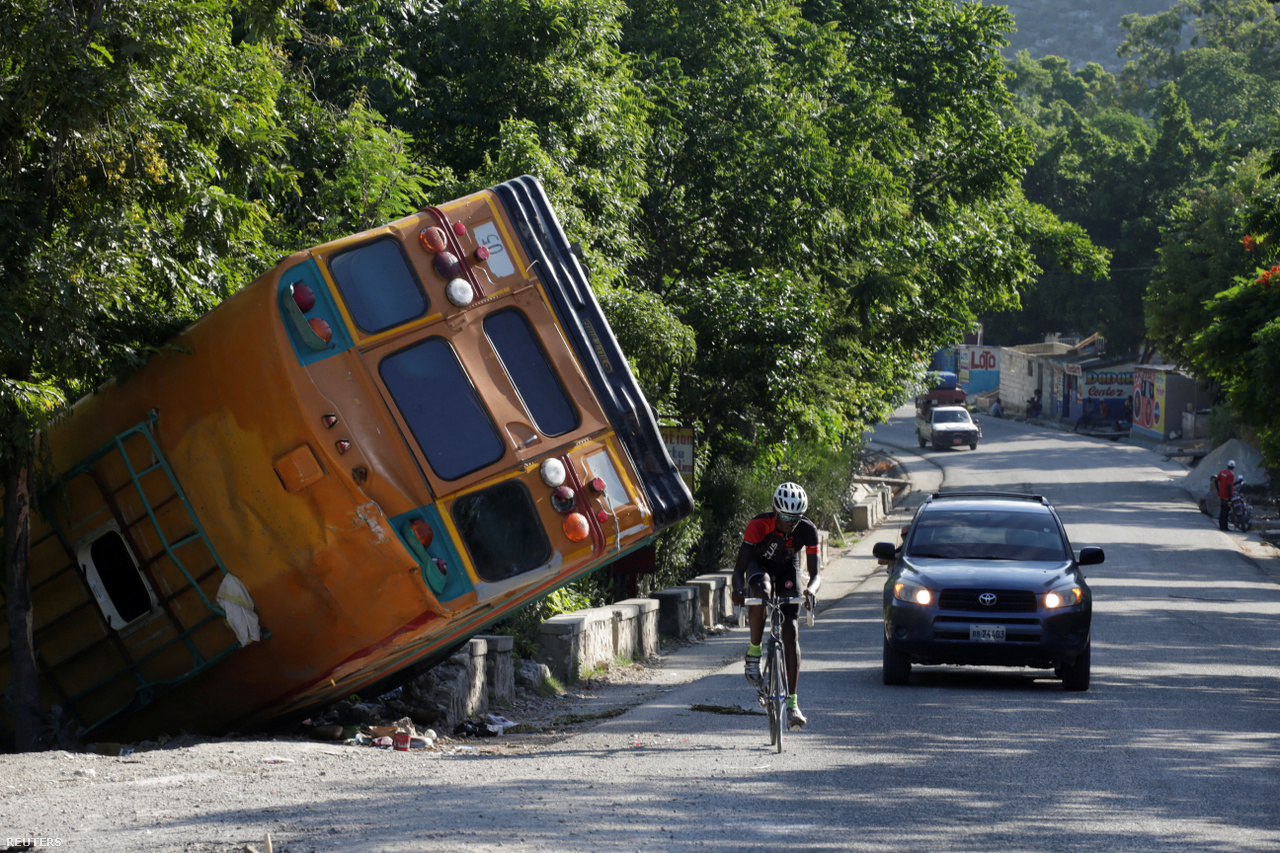 Az országúti kerékpározáshoz használható országút kell. Ebből nincs túl sok Haitin. Ami van, azokon tüntetéseken használt barikádelemek, például kibelezett buszok, nehezítik a haladást. Az úton pedig az autókkal is meg kell osztozni. Haitiban humanitárius krízis alakult ki, a kormány az alapszolgáltatásokat is képtelen biztosítani. 2018-ban tüntetések és utcai erőszak miatt haltak meg többtucatnyian. Még mindig több mint 100 ezer lakóépület romos a Matthew-hurrikán miatt, és 2010-es földrengés után még mindig 38 ezren laknak átmenetinek mondott táborban. 