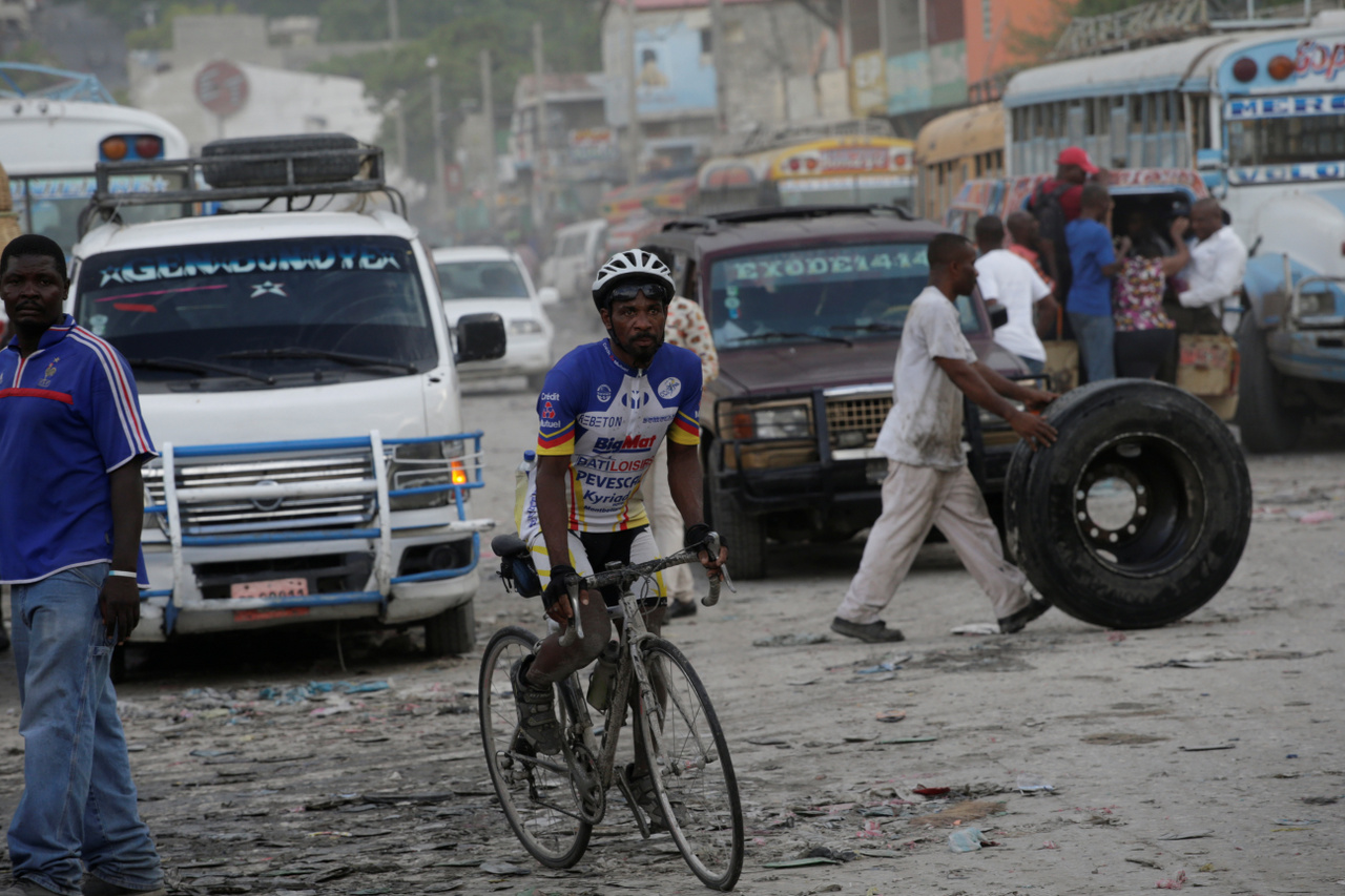 A haiti csapat legidősebb versenyzője, a 43 éves Jean Willy Joseph evickél a főváros, Port-au-Prince forgalmas és nem túl jó minőségű útján.