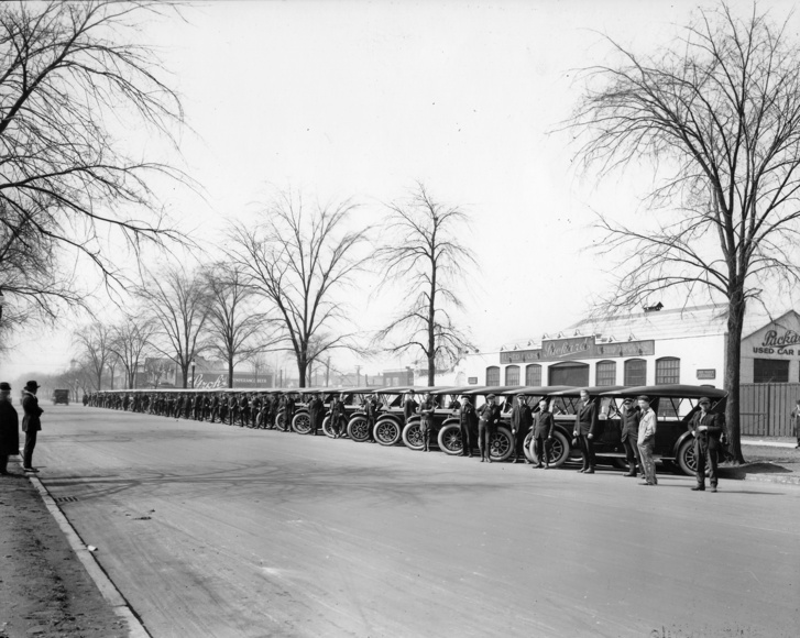 Packard 3-35-ök, az East Grand Blvd.-i gyár előtt