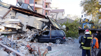 Legalább 14 áldozata van az albániai földrengésnek
