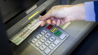 Már van olyan bank, aminek az ATM-eivel más számlájára is fizethetünk pénzt