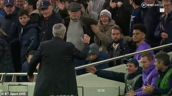 Mourinho labdaszedőt is ünnepelt és ölelgetett egy gólnál