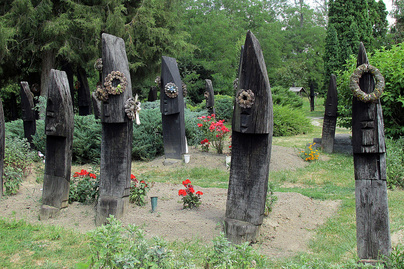 A magyar falu temetője egész Európában egyedülálló: Szatmárcseke különleges fejfái mellett is csodákkal vár