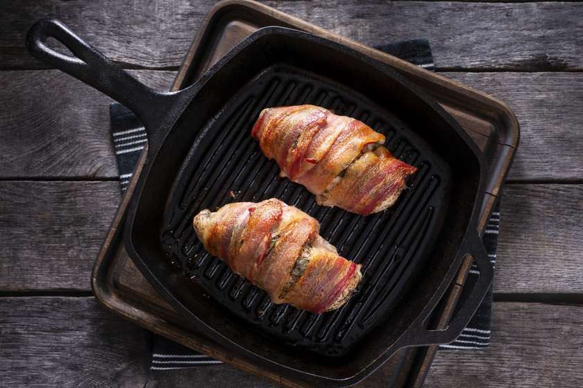 Baconbe göngyölt, zsályás csirkemell: így nem szárad ki a hús
