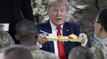Trump váratlanul Afganisztánba látogatott, és ételt osztott a katonáknak