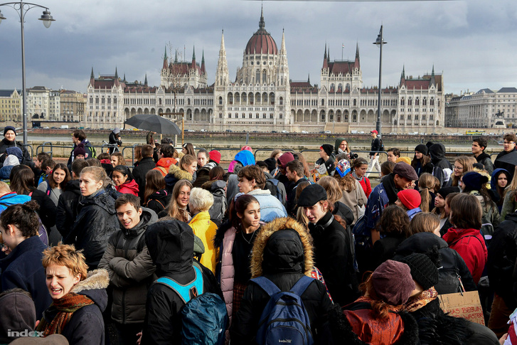 Negyedik alkalommal szervezte meg a Globális Klímasztrájkot az egyetemistákból álló Fridays For Future Magyarország. Több ezren indultak el a tértől a Bem rakparton a Margit híd felé pénteken 13 órakor.