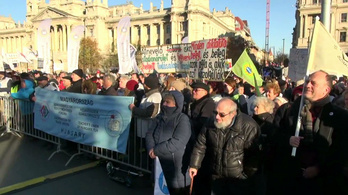 A Kossuth téren tüntettek a tanárok (vágatlan felvétel)