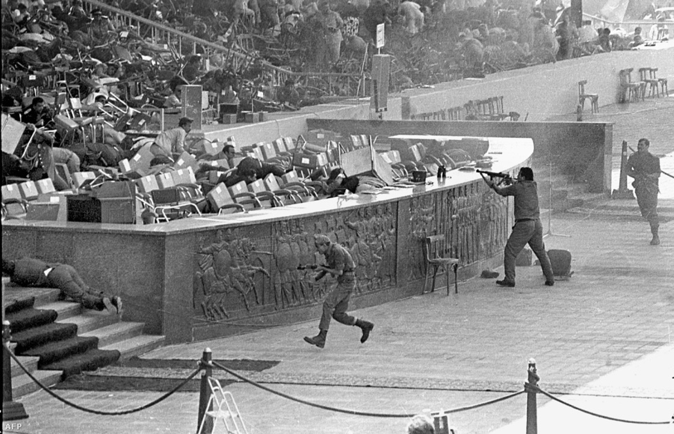Az Anvar Szadat elleni merénylet 1981-ben. Egy katonai parádén iszlám szélsőségesek végeztek a tribünön álló egyiptomi elnökkel.