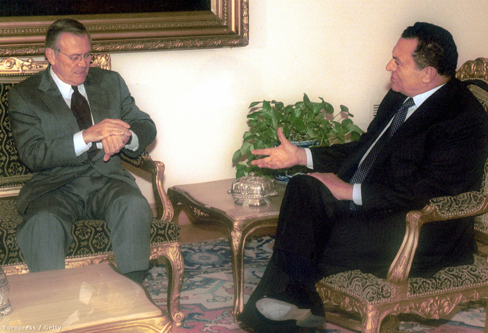 Donald Rumsfeld amerikai védelmi miniszter az óráját nézi a szeptember 11-i terrortámadások után tartott találkozójukon Kairóban 2001. október 4-én. Rumsfeld Egyiptom mellett Szaud-Arábiát, Ománt, Üzbegisztánt kereste fel, hogy támogassák a terrorizmus elleni harcban.  