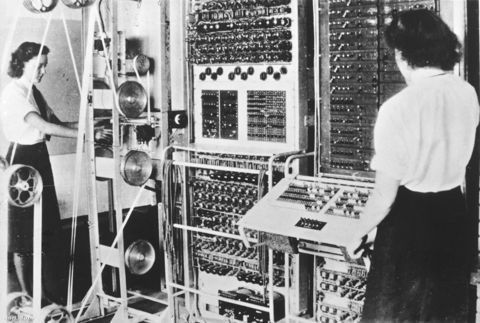 1943. Colossus, a német titkosítás feltörésére tervezett elektronikus számítógép a Bletchley Park-i bázison.