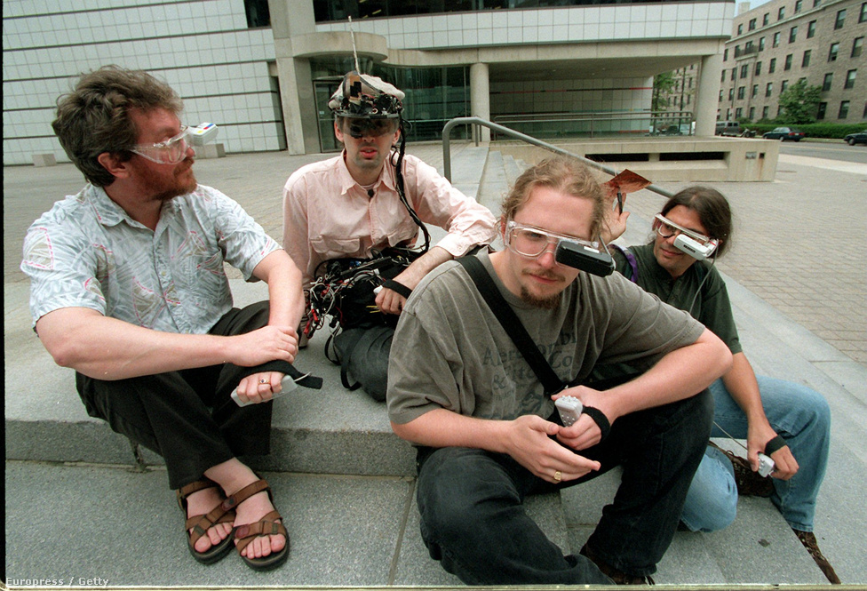 1996. A MIT (Massachusetts Institute of Technology) kiborgjai (Alex Pentland professzor, valamint tanítványai: Rehmi Post, Thad Starner és Steve Mann) az ember és a gép interakcióját kutatják a testükre szerelt hordozható számítógépek segítségével.
