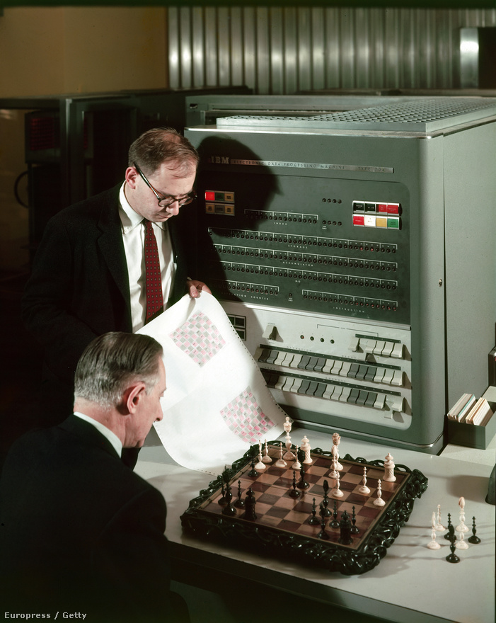 1957. Két IBM alkalmazott figyeli, hogy a cég Electronic Data Processing Machine Type 704 nevő számítógépe hogyan birkózik meg egy sakkfeladvánnyal. Negyven év múlva az IBM gépe döntetlent játszik Garri Kaszparovval.