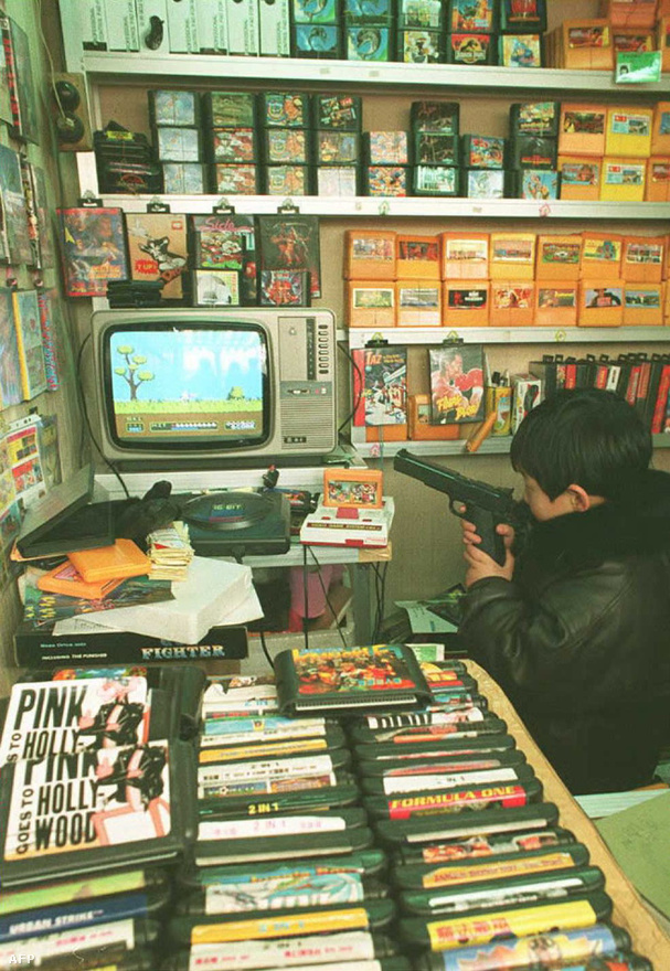 1994. december 21. Számítógépes és konzoljátékok kalózmásolatai egy pekingi boltban. Az Egyesült Államok becslése szerint ezidőtájt évi egymilliárd dollár veszteséget okoztak a kínai hamisítványok az amerikai nemzetgazdaságnak.