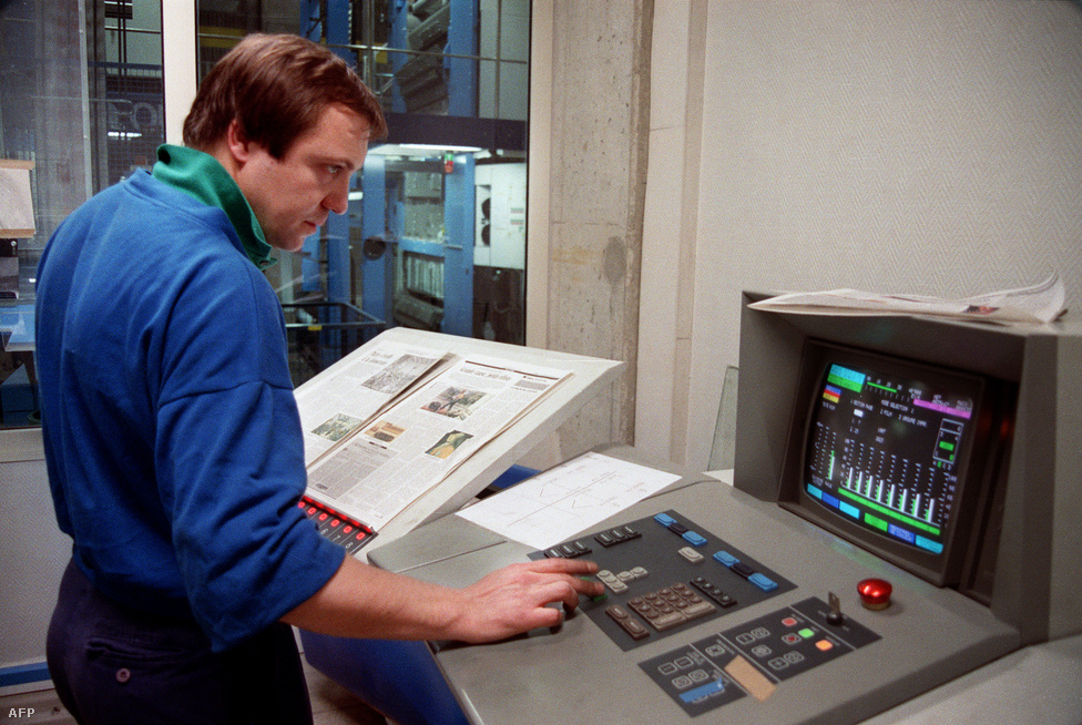 1989. február 7. Számítógépes fényszedőgéppel készült a Monde de la Révolution Francaise első színes száma.