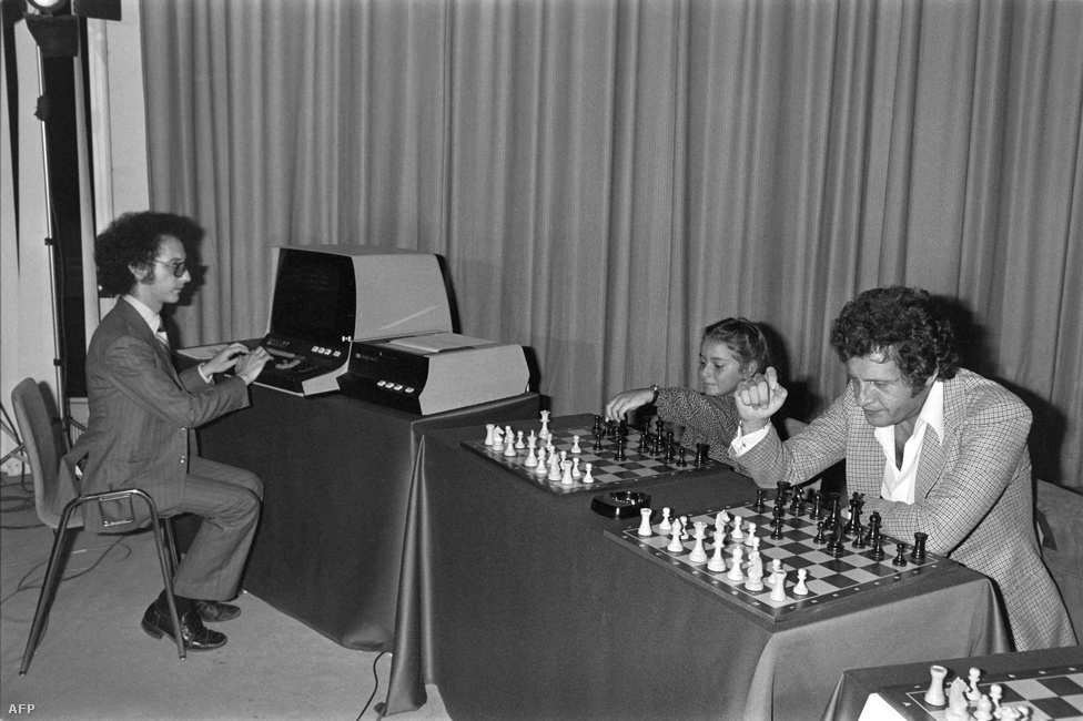 1979. szeptember 24. Joe Dassin francia énekes és Larry Atkin sakkprogramozó küzdelme a párizsi kongresszusi palotában. Atkin Sakk nevű programja rendkívül népszerű volt a hetvenes években.