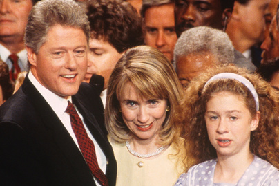 Bill Clinton csúnyácska lányából csinos nő lett - A 39 éves Chelsea ennyit változott