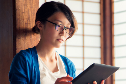 Felháborító, miért tilos sok japán nőnek szemüveget viselni a munkahelyén – Néha még a hajszínüket is megszabják a cégek