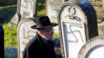 Horogkeresztekkel fújtak tele egy elzászi zsidó temetőt, a sírokon megjelent egy titokzatos szám is