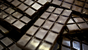 A kormány felülvizsgálja a csipszadót, lehet, hogy olcsóbb lesz a csoki