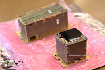 Fent az ATL-1 másodpéldánya, jobbra lent a SMOG-1, a SMOG-P ikerpéldánya.