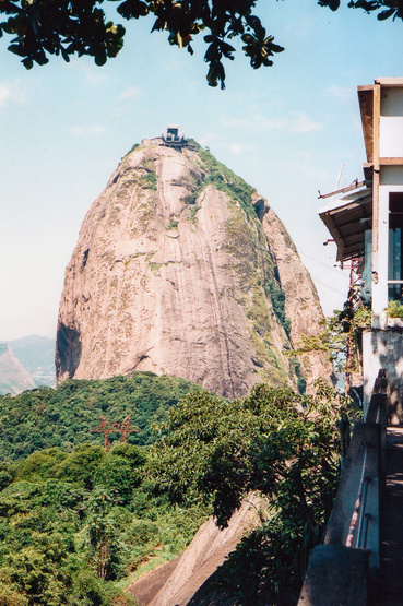A Cukorsüveg-hegy: a braziloknak mindenről a cukor jut az eszükbe, mondjuk okkal. A helyi alkoholos autózásnak is a cukornád-maradék az alapja