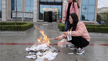 Könyvégetés borzolja a kedélyeket Kínában