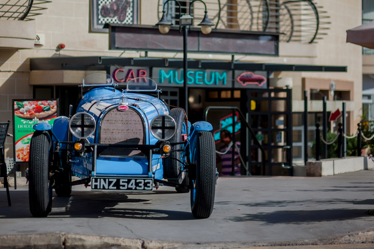 Egy Bugatti-replika hirdeti egy társasház pincéjében található, meglepően nagy múzeumot