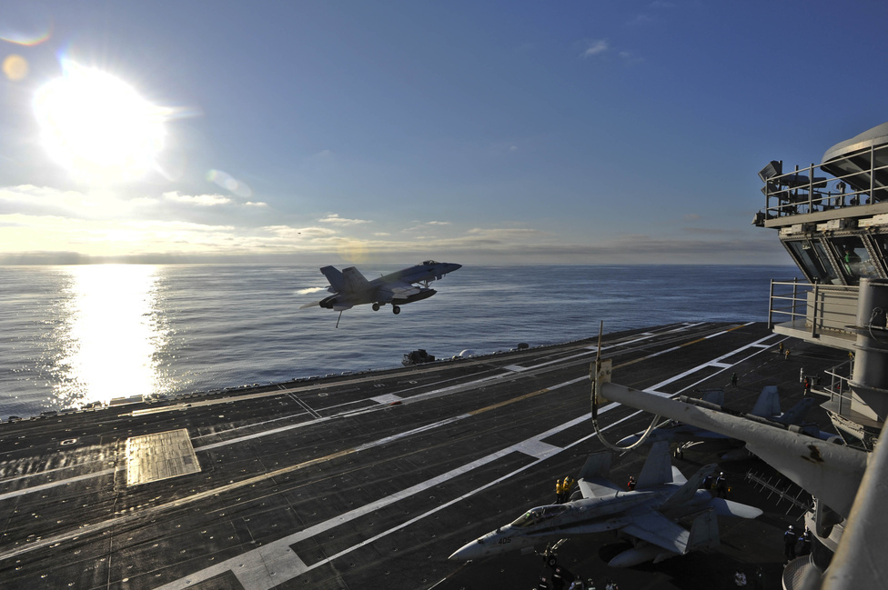 Csendes-óceán: egy F/A-18E Hornet startol át a USS Nimitz leszálló fedélzete fölött.