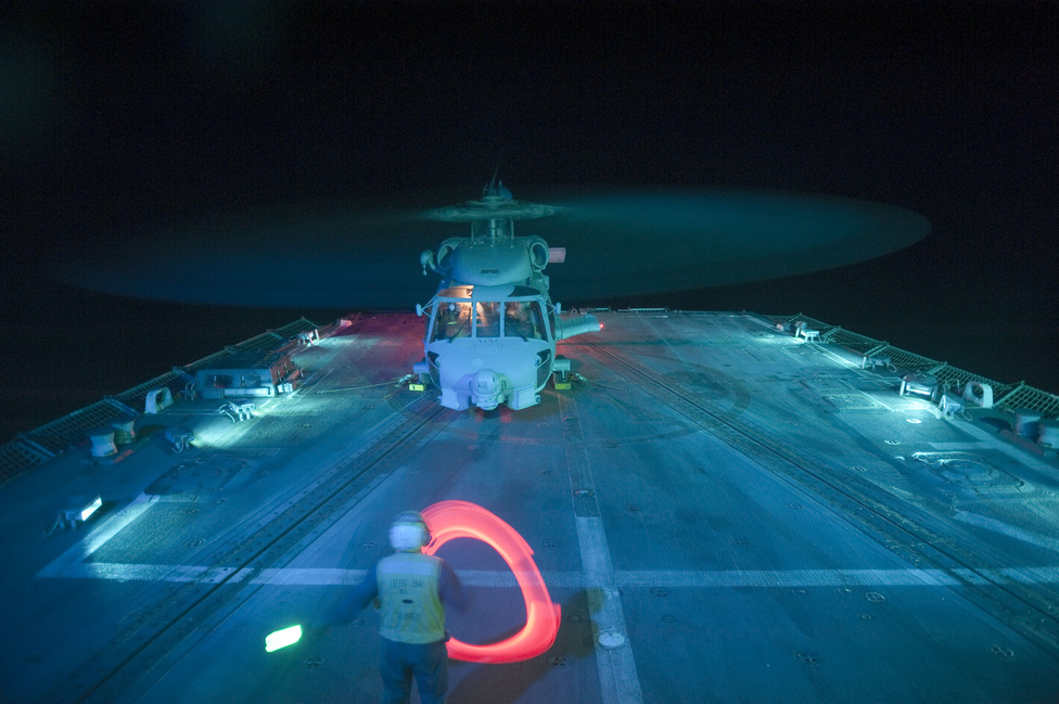 Egy SH-60B Sea Hawk helikopter leszállás után a USS Nitze romboló fedélzetén, az Ádeni-öbölben.