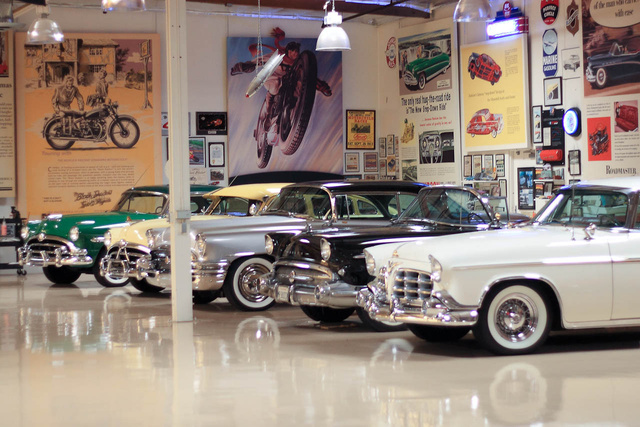 Balról jobbra: két Hudson Hornet, két Buick Roadmaster és egy Chrysler Imperial