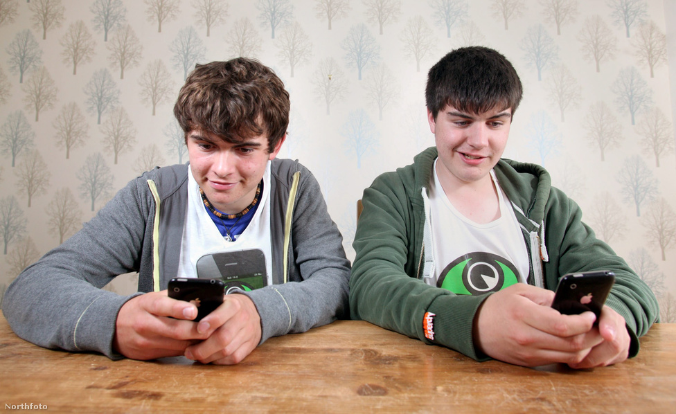 Nagy-Britania legfiatalabb alkalmazás-fejlesztői: a 13 éves Aaron Bond (jobbra) és a 16 éves Sebastian McNeill játékában, a Spudrun-ban egy krumplival kell különféle labirintusokban kiutat találni.