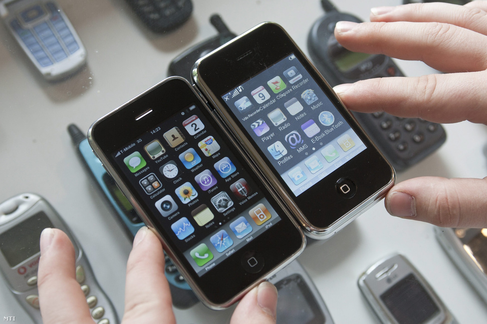 Természetesen a kínai hamisítványipar is rámozdult a népszerű termékre. Egy Apple iPhone 3G (balra) és egy Kínában gyártott SCIPhone nevű iPhone-klón a Csillaghegyi Közösségi Házban rendezett retrómobil kiállításon. (Budapest 2010. május 2.)