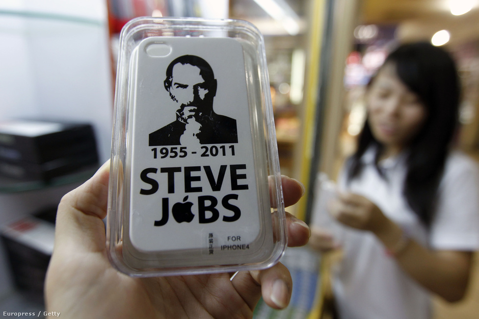 2011. október 5-én elhunyt Steve Jobs az Apple alapító atyja. Emlékét plasztik telefontokon is megőrizhetik a vásárlók.