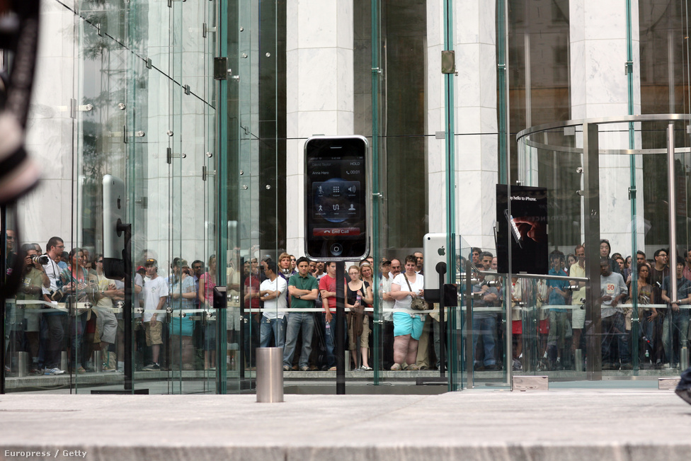 Az Apple Ötödik sugárúti központi áruházánál nyitásra várnak a jövendőbeli Iphone-tulajdonosok