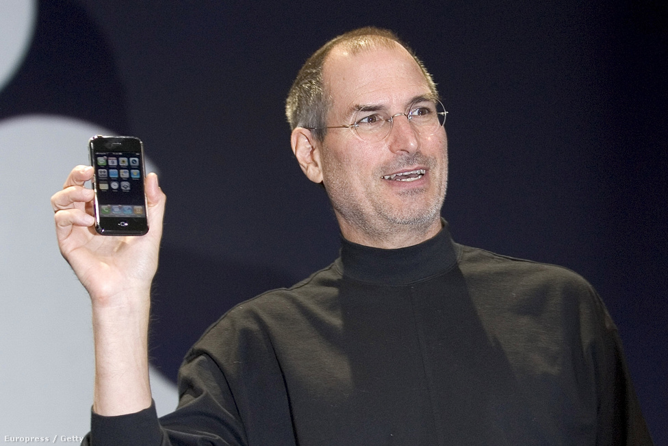 Steve Jobs, az Apple vezetője 2007. január 9-én, a San Franciscó-i MacWorld Expo-n mutatta be cége legújabb termékét, a kamerával ellátott, webböngészőt, zenelejátszót is tartalmazó  iPhone-t. 