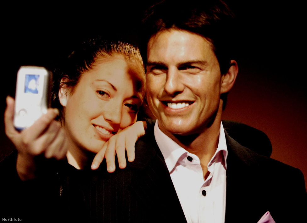 2007-ben Tom Cruise-t is elérte az, ami a legtöbb hírességet el szokta érni: viaszbaba lett belőle Madame Tussaud panoptikumában. A kép a washingtoni egységben készült, egy rajongó pózol éppen a viaszsztárral.