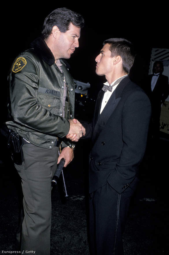 Nem a képen látható serif az iszonyú magas, hanem Tom Cruise alacsony visznylag. 170 centi magas, ezért állítólag olyan spéci cipőt visel sokszor, aminek közel 10 centis belső magasítása van. A kép 1988-ban készült, amikor Cruise egyik filmje, az Esőember legjobb filmnek járó Oscart nyert, a másik filmje, a Koktél pedig a legócskábbnak járó Arany Málnát.