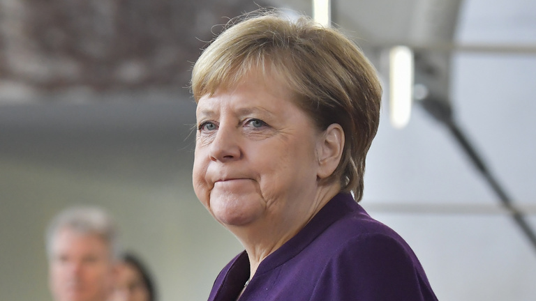 Merkelnek megint újra kell terveznie