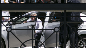 Középkategóriás Toyotával érkezett a beiktatására az új argentin elnök