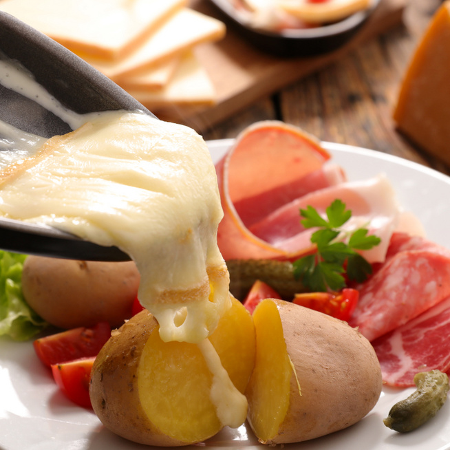 A forró, olvadt sajt a legzordabb téli estéket is felmelegíti - A raclette ilyenkor szinte kötelező