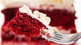 Egy gyönyörű édesség az asztalon –- vörös bársony torta fehér csokival és erdeigyümölcs-raguval