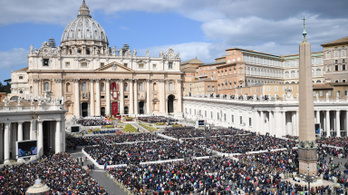 Az elesetteknek szánt adományok nagy részét magára költi a Vatikán
