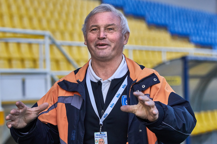 Pálinkás Béla 600 meccset játszott a Tiszakécske focicsapatában, ma a meccsek főrendezője. 