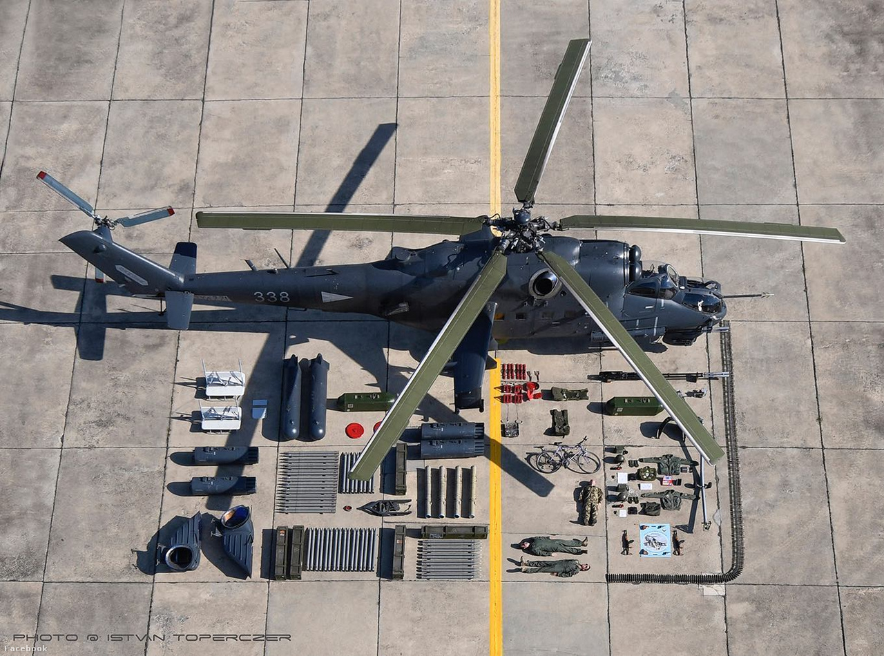 Október 7-én nagyot gurított az MH 86. Szolnok Helikopter Bázis az egyik nemrég felújított Mi-24-es harci helikopterével. Külön figyelemreméltó a kétfős személyzet mellé harmadiknak kifekvő szerelő és az ő reptéri biciklije.