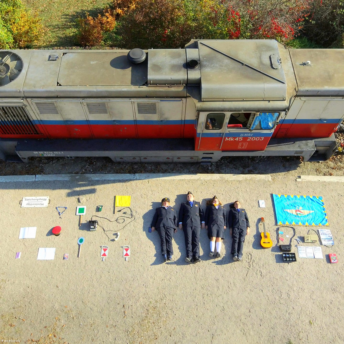 A Széchenyi-hegyi Gyermekvasút október 25-i fotója négy gyermekvasutassal, egy Mk45 sorozatú kisvasúti dízelmozdonnyal, piros tányérsapkával, dobozgitárral, kalauztáskával, nappali vonatindító jelzőtárcsával felér egy kisebb cukiságbombával.